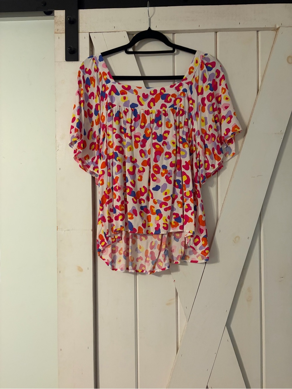 Flutter-Sleeve Multicolor Scoop Neck Blouse